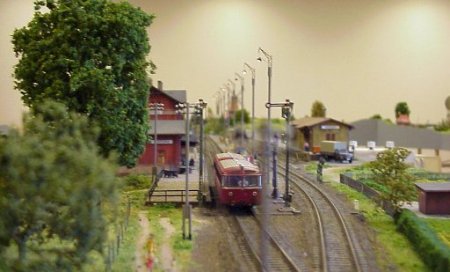 Bahnhof Rodgau, Schienenbus wartet auf Ausfahrt nach Westen