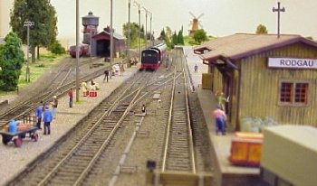 Bahnhof Rodgau, nächster Zug mit V36 und Donnerbüchsen fährt ein