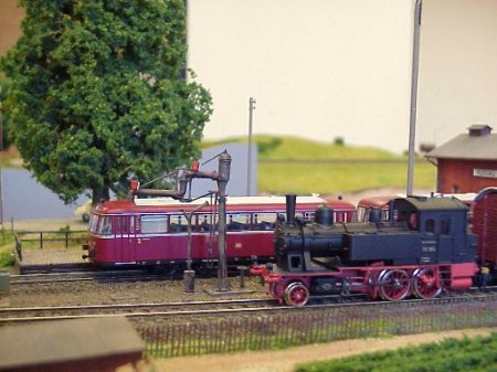 Bahnhof Rodgau, Schienenbus VT95 und BR 70 stehen zur Ausfahrt bereit