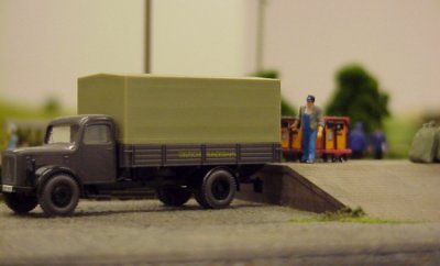 Bahnhof Rodgau, ein LKW wird an der Rampe entladen.