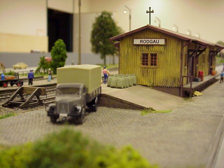 Bahnhof Rodgau, ein LKW wird an der Rampe entladen.