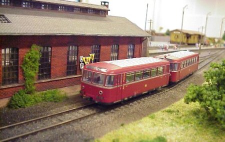 Bahnhof Rodgau, der Schienenbus zieht zum Bahnsteig vor