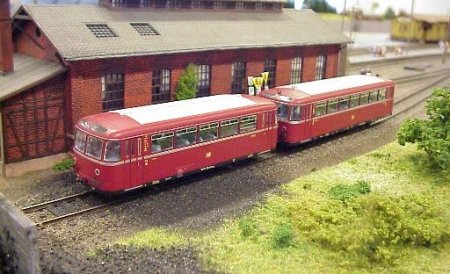Bahnhof Rodgau, der Schienenbus am Schuppen ist startklar